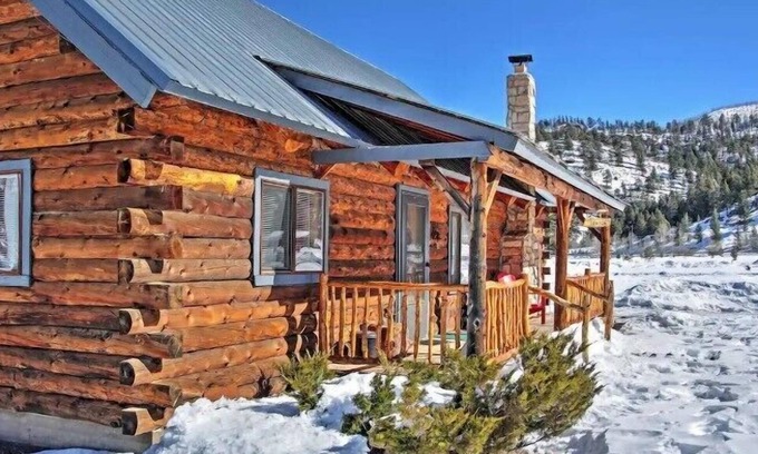 South Fork Casa | Colorado Cabin 20 Mins to Wolf Creek Ski Area - Private Hot Tub