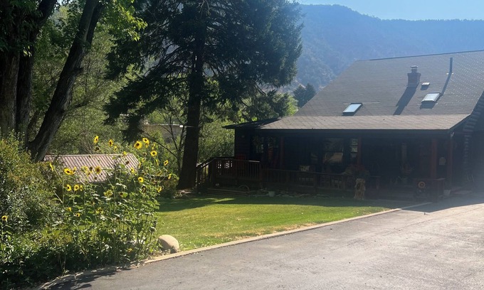 Glenwood Springs Cabina | Colorado Cabin Overlooking the Roaring Fork River