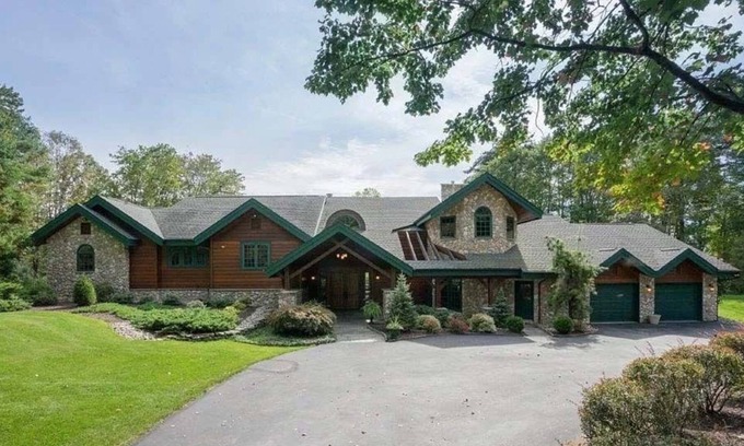 Stroudsburg Casa | Colorado style, custom built lodge is your personal sanctuary!