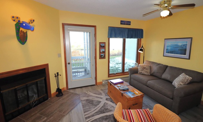 Bayfield Condominio | Colorful Beach Front Condo with Lake Views