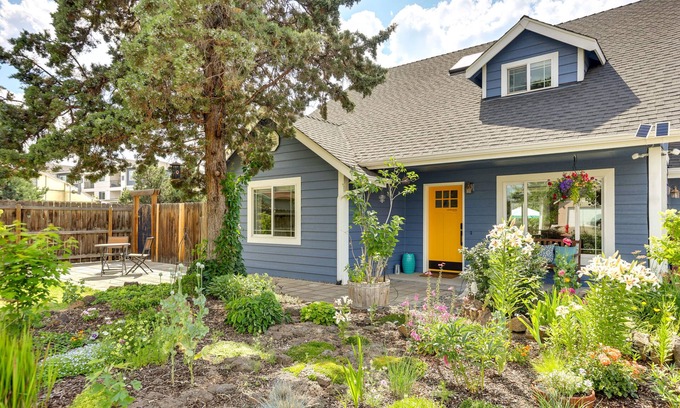Mountain View District Casa | Colorful Bend Home w/ Yard & Fire Pit!
