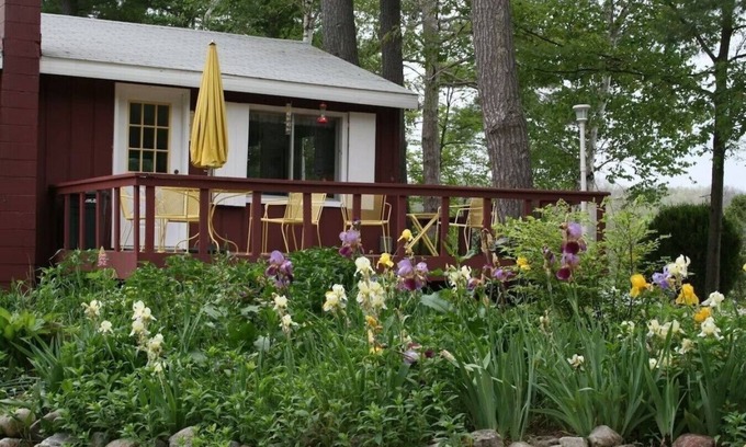 Lake Ann Cabaña | Colorful, Cozy Cottage on Pearl Lake