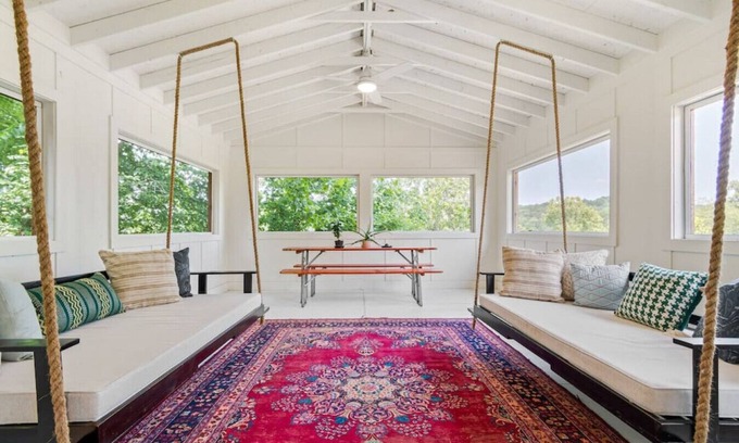 Lobelville Cabina | Colorful & Cozy River Retreat with a View