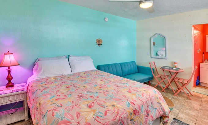Bostwick Park Apartamento | Colorful Daytona Beach Vacation Rental w/ Pools!