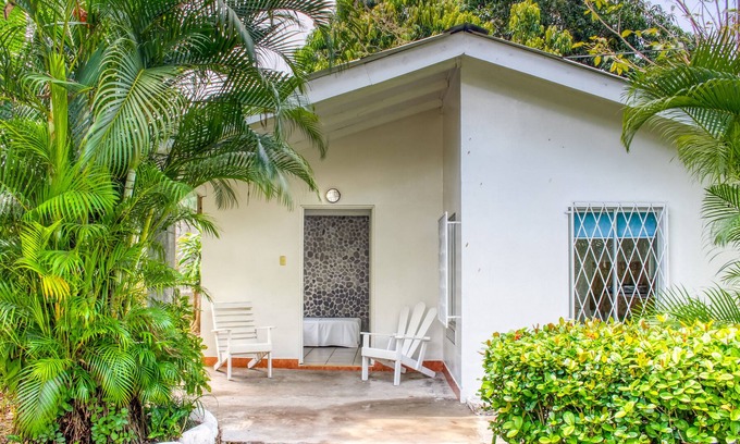 Puntarenas Cabaña | ¡Escapada colorida con piscina / jardines compartidos y una excelente ubicación frente al mar!