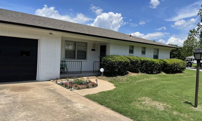 Jenks Casa | Colorful Jenks House - By Aquarium and Downtown