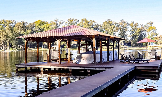 Cobb Cabina | Colorful lakefront home with private dock, scenic porch, washer/dryer, & AC