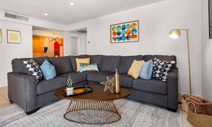 Deepwell Estates Condominio | Colorful, Modern Condo at the famed Biltmore