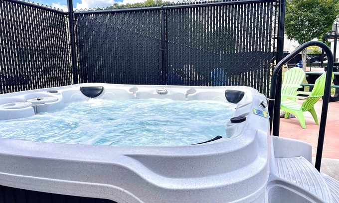 Waynesville Apartamento | NEW! Colorful Oasis w/Hot Tub Near FLW!