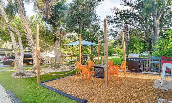 St. Petersburg - Clearwater Cabaña | Colorful St Petersburg Gem w/Patio, Near Beaches!