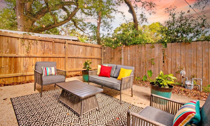 West Pensacola Casa | Colorfully Decorated House with Fun Outdoor Patio