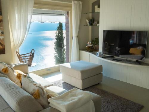 Parzanica Apartamento | Colosseo with wonderful lake view and swimming pool