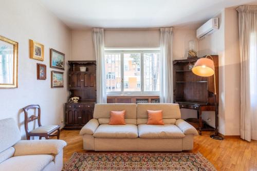 Quartiere XX Ardeatino Apartamento | Colosseum 15 minutes away Big, Bright & Central