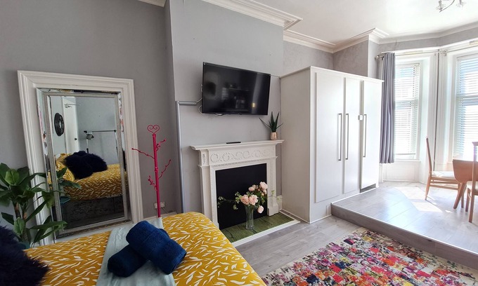 West Cliff Apartamento | Colourful Studio