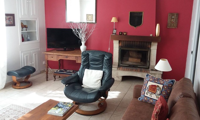 Le Vigeant Casa | Colourful well equipped 2-Bed House in Le Vigeant