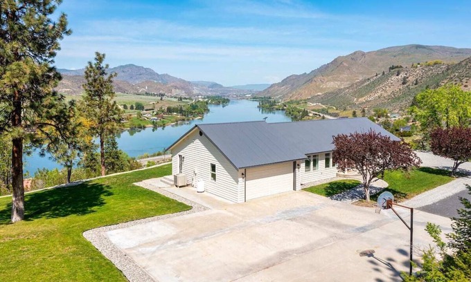 Orondo Casa | Columbia River View w/ heated pool & hot tub!