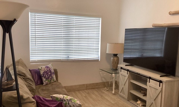 Cockburn Town Condominio | Colwins #5 Family/Group/Couples Sleeps 7