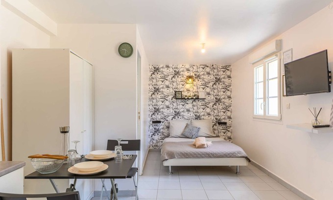 Tremblay-les-Gonesse Apartamento | Come and discover the cocoon of l'impasse in Tremblay en France with our Deluxe studio!