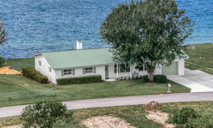 Florida South Atlantic Coast Casa | Come enjoy beautiful Lake Isis Cottage.