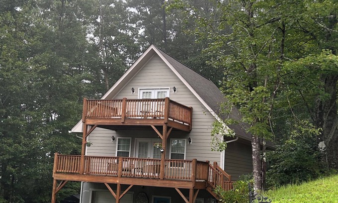 Etowah Casa | Come enjoy the fall foliage in Western North Carolina at our mountain house!