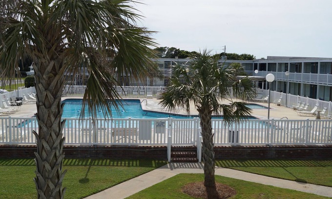 Atlantic Beach Apartamento | Acceso a la playa, gran piscina; con piscina para niños, wifi, televisión de pantalla plana, acceso a la rampa para botes