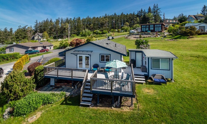Camano Island Casa | Venga a disfrutar de la vista de Birdseye del agua, las ballenas, las montañas y más - quédese para relajarse.