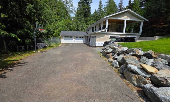 Sproat Lake Casa | Come play at LeLacShac, a relaxing fun themed home a minute from Sproat Lake