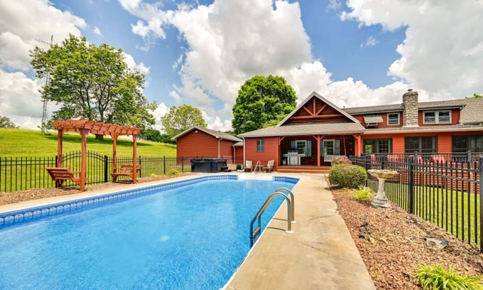 Campbellsville Cabina | Come relax in a family friendly cabin w/ great amenities and a lake nearby!