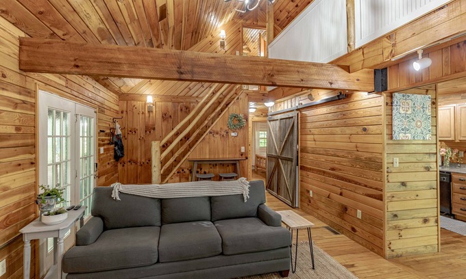 Rogers Cabaña | Come relax in our cozy cottage nestled in the woods overlooking Lake Millie.