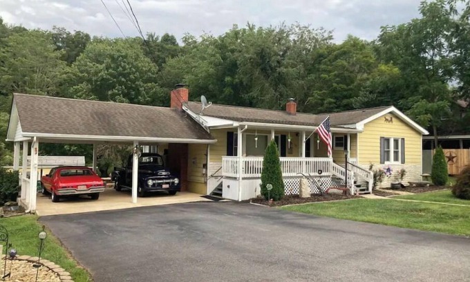 Waynesville Casa | Come see the Great Smoky Mountains.