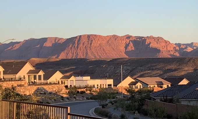 St. George Casa | COME SEE YOUR GRANDKIDS!/BUILDING?STAY NEARBY/VIEWS/BIKE/HIKE/5 STAR! 3/26 0PEN