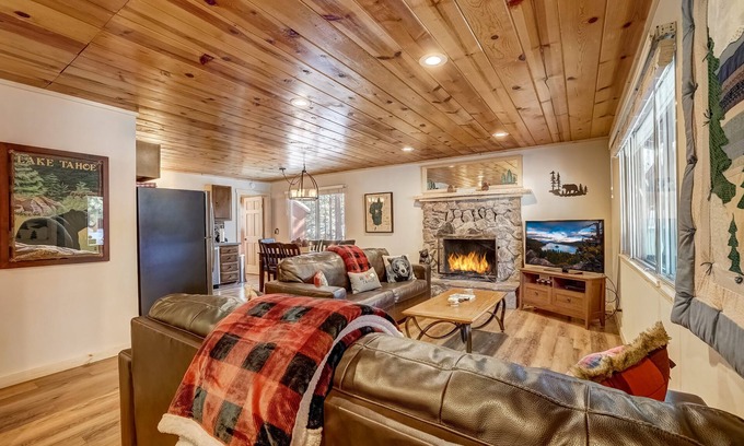 Pioneer Trail Cabina | Come Snuggle Up at Cozy Bear Cabin!