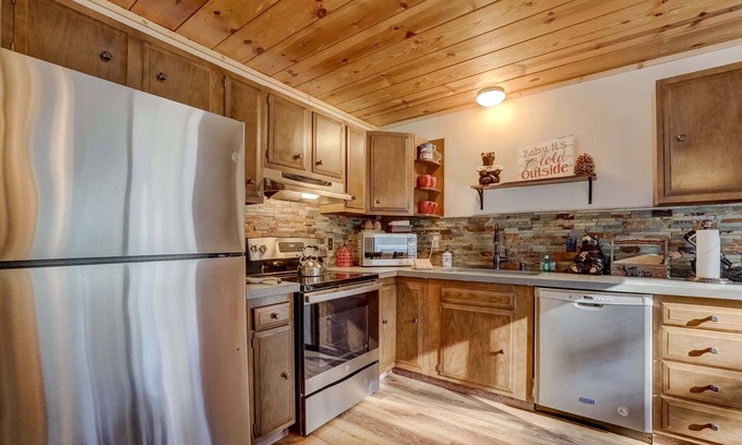 Pioneer Trail Cabina | Come Snuggle Up at Cozy Bear Cabin!