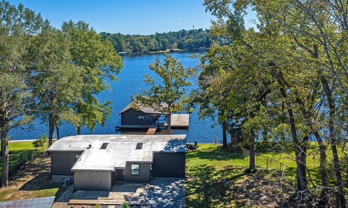 Gladewater Casa | Come spend a peaceful weekend at this gorgeous, newly remodeled, lake house.