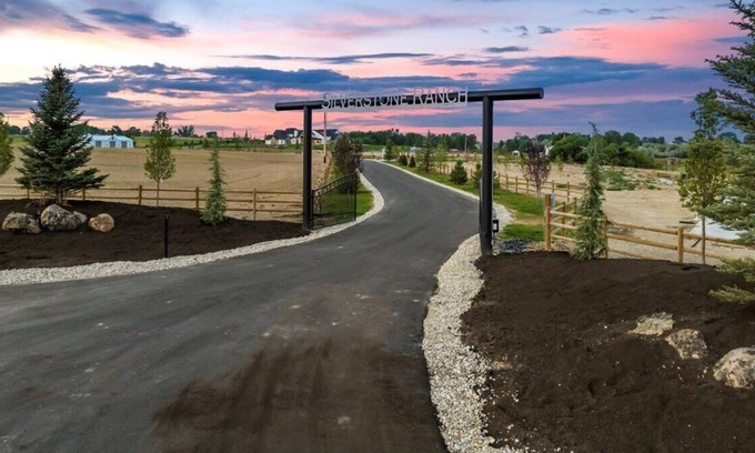 Caldwell Otro | Come spend the week at the Silverstone Ranch! Horse arena and stalls available!