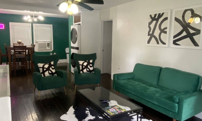 Scotlandville Casa | Come stay at The Emerald Green Cottage 3-bedroom home in Baton Rouge