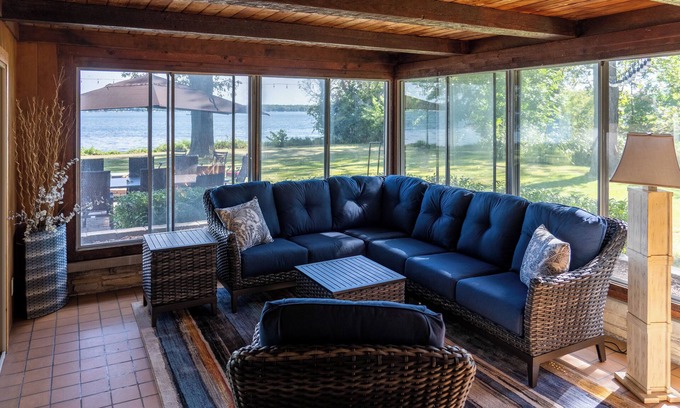Delavan Casa | Come stay at the Lake House for amazing lake views!