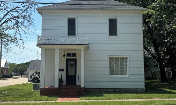 Farmington Casa | Come stay at The White House. Old World Charm in fabulous Farmington