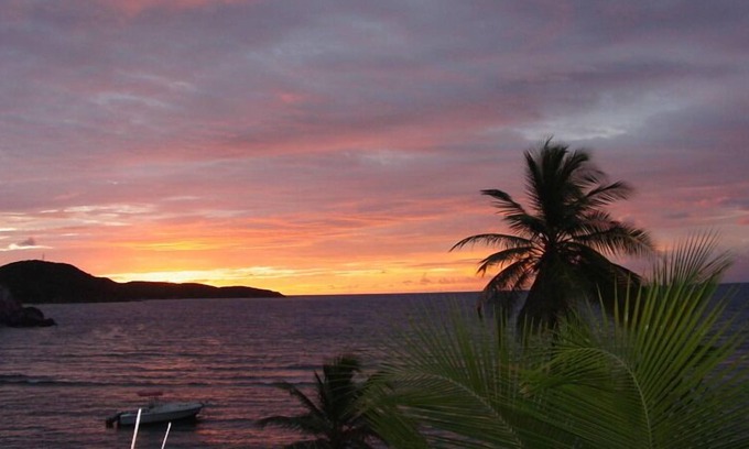 Bolongo Bay Condominio | Disfrute de su estancia en el paraíso! Disfrute de la Playa, Océano y piscina a pocos pasos del condominio!