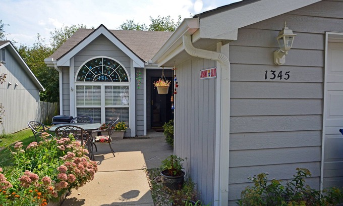 Lawrence Casa | Come stay in quiet and comfortable duplex!