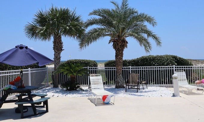 Winfield Condominio | Come stay in this 2 bedroom at Gulf Shores Plantation! Relaxation awaits you!