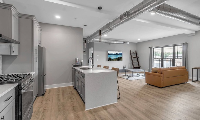 Lancaster Apartamento | Come stay with us at our Ultra Modern Loft Apartments @ Cornerstone Plaza !!!
