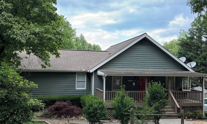 Hiawassee Casa | Come to Serenity Cove nestled in the mountains and near beautiful Lake Chatuge.