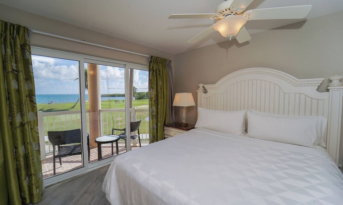 Crystal Harbour Apartamento | Comes with Free Breakfast! Pet-friendly Property, Outdoor Pool, Free Parking