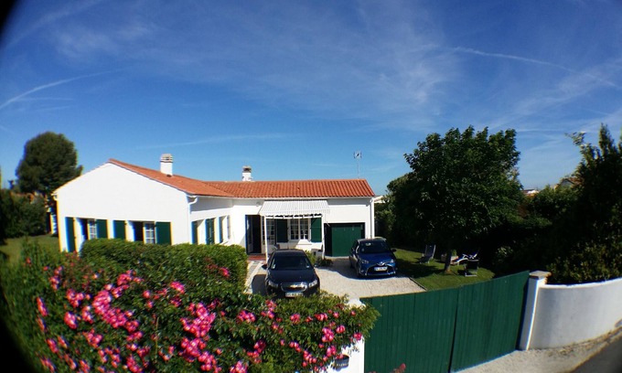 Saint-Clement-des-Baleines Casa | Comfortable villa, space, nature, fenced garden, 100m beach and village