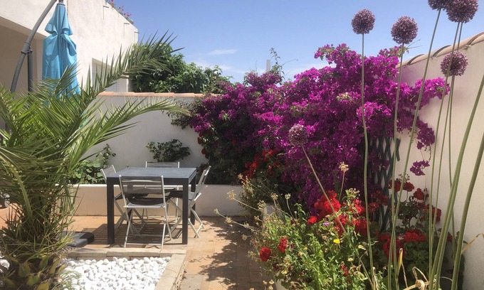 Saintes-Maries-de-la-Mer Apartamento | Comfortable apartment with courtyard close to the center and beach.