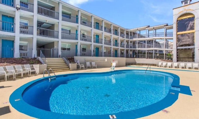 Merry Oaks Casa | Comfort and Convenience! 4 Budget-friendly Units, Free Parking, Outdoor Pool
