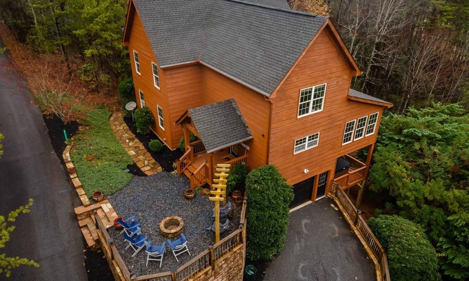 Blairsville Cabina | Comfort and Luxury at its best, Hot Tub 1 Dog friendly. New Property