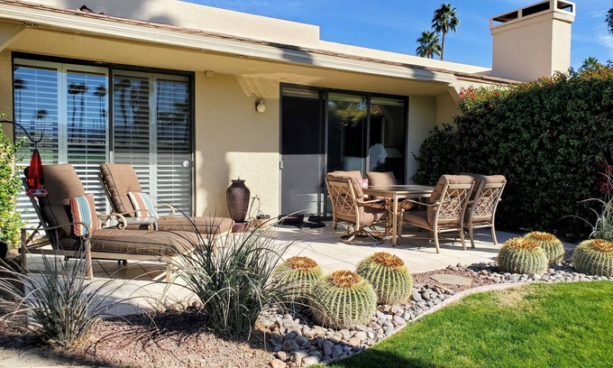 Palm Desert Condominio | Exposición sur con vista de calle doble; Condominio actualizado y elegante