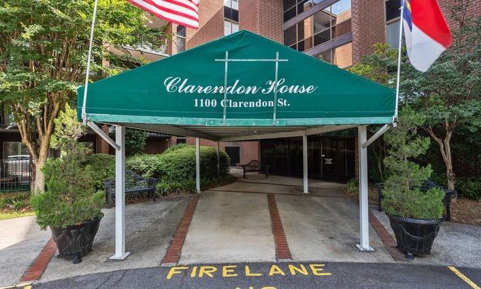 Terry Sanford Apartamento | Comfort at the Clarendon Quaint, clean, safe, & convenient location!
